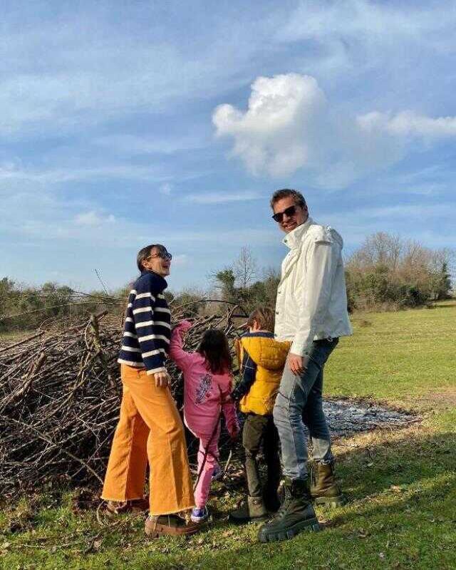 Kimi 50 yıllık eşine, kimi de eşi ve çocuklarına sarıldı! Ünlü isimler yeni yılı böyle karşıladı