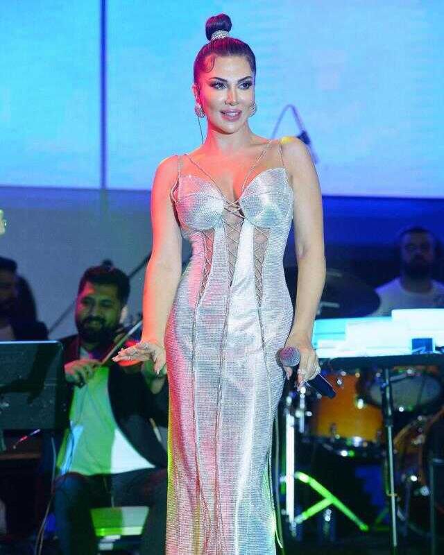 Yılbaşında sahnede şıklık yarışı! İrem Derici ve Petek Dinçöz dekoltesiyle herkesi gölgede bıraktı