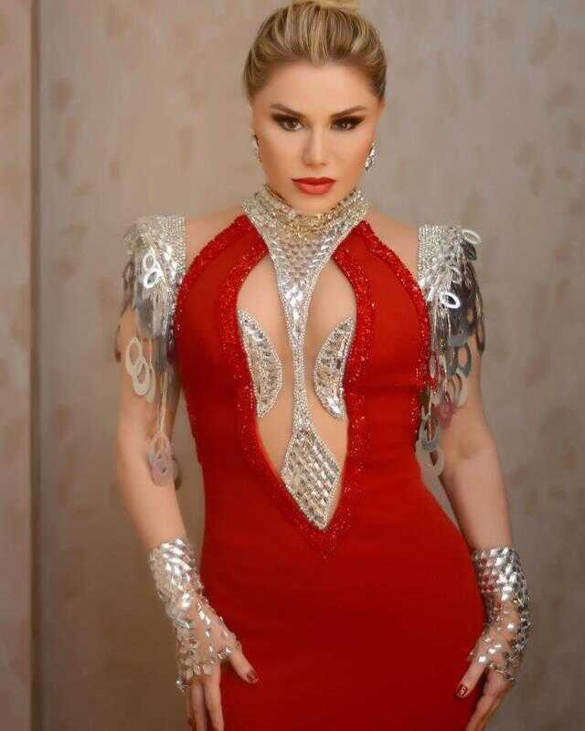 Yılbaşında sahnede şıklık yarışı! İrem Derici ve Petek Dinçöz dekoltesiyle herkesi gölgede bıraktı