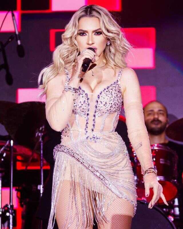 Yılbaşında sahnede şıklık yarışı! İrem Derici ve Petek Dinçöz dekoltesiyle herkesi gölgede bıraktı