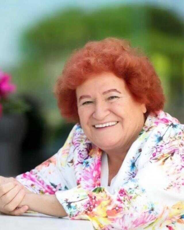 Photoshopun dozunu kaçıran Emel Müftüoğlu, Selda Bağcan'ı tanınmayacak hale getirdi