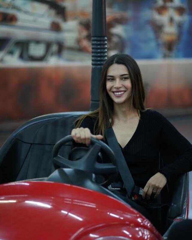 Güzel oyuncu Devrim Özkan, kaza geçiren babası için dua istedi