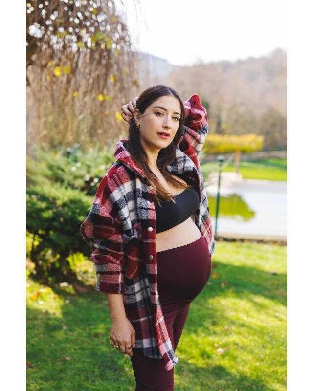 Ünlü oyuncu Hazal Kaya'dan karnı burnunda poz