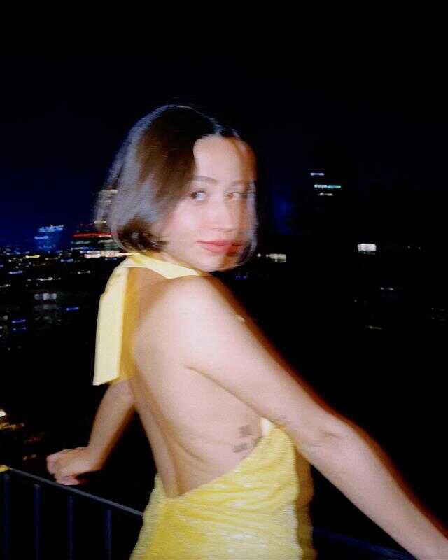 Sınırları yıkıp geçti! İç çamaşırsız poz veren Zeynep Bastık'ın göğüs dekoltesine yorum yağdı