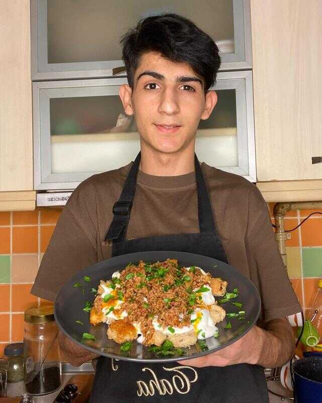 Enkaz altında kalan Taha Duymaz'dan haber alınamıyor! Ablası gözyaşları içinde yardım istedi