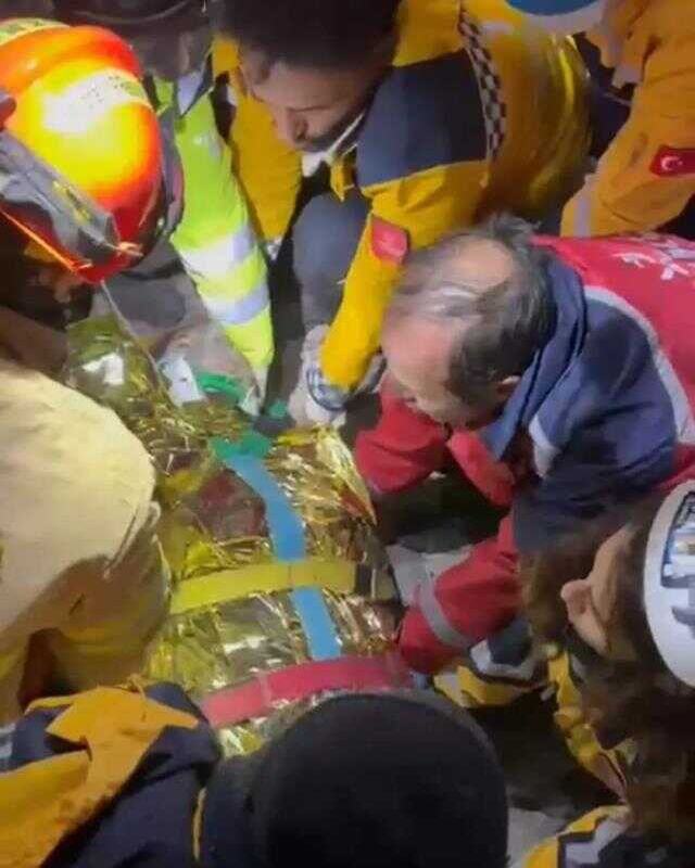 Enkazdan çıkarılıp ambulansa alınan depremzede: Param yok ne olur beni özel hastaneye götürmeyin