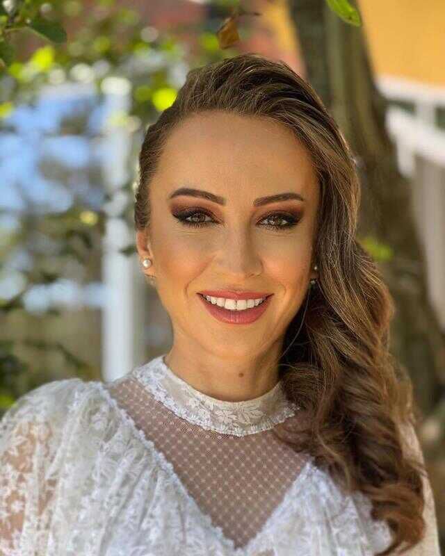 Yalı Çapkını dizisinin Esme'si Sezin Bozacı, pozlarıyla dikkat çekti