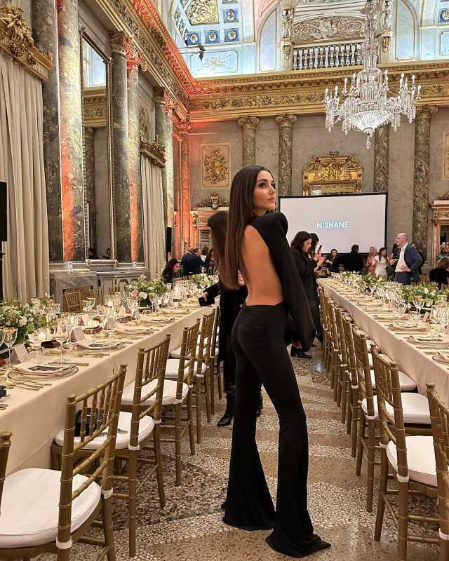 Milano sokaklarında Hande Erçel rüzgarı! Derin sırt dekolteli pozuna milyonlarca beğeni yağdı