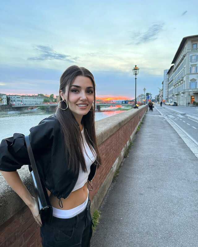 İtalya'ya giden Hande Erçel peş peşe fotoğraflarını paylaştı, herkes ayaklarına takıldı