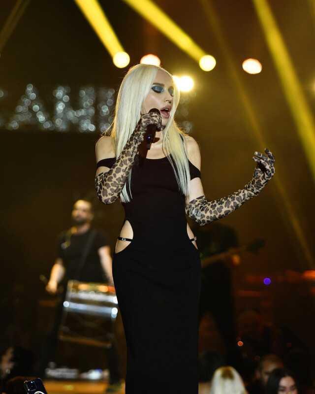 Kesenin ağzını açan Gülşen, konser kıyafetine 70 bin TL ödedi