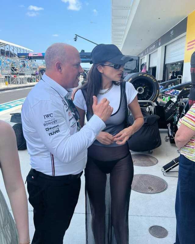 Ünlü model Irina Shayk, araba yarışlarını izlemeye tül etekle geldi