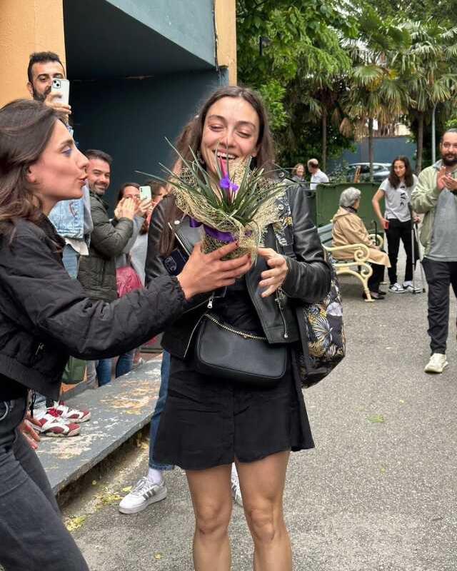 Cannes'dan ödülle dönen Merve Dizdar, oy kullanmaya gittiği okulda alkışlarla karşılandı