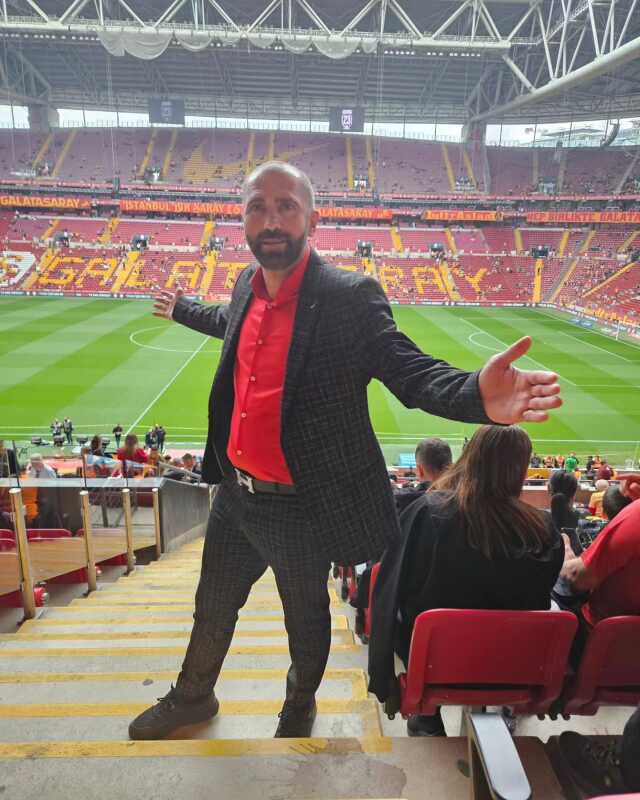 Hakan Çalhanoğlu'nun babasından Galatasaray taraftarını heyecanlandıran kare! Erden Timur ile poz verdi