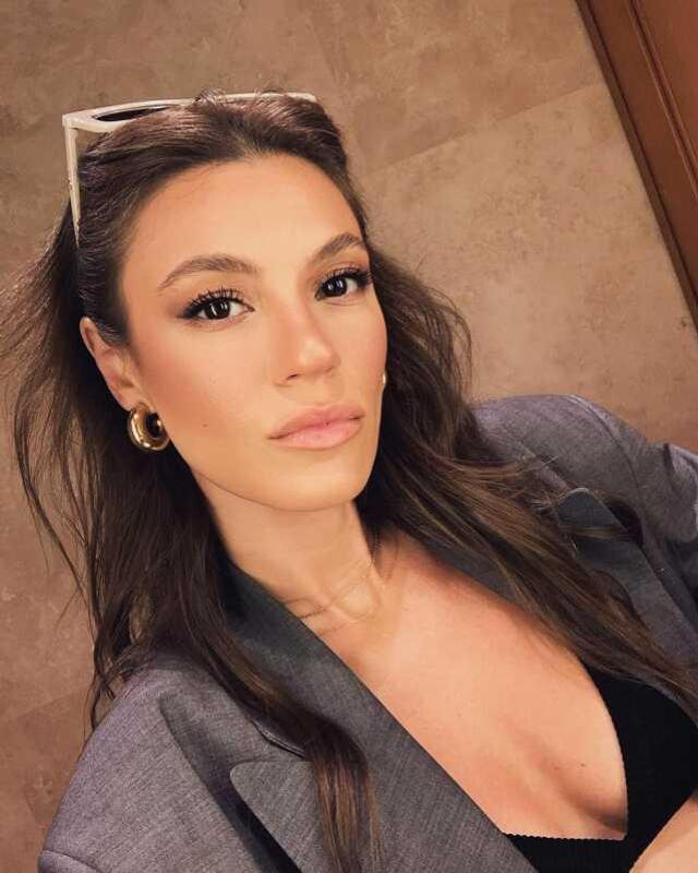 Aile dizisinin başrolü Yüsra Geyik, bikinili pozlarıyla görenleri büyüledi