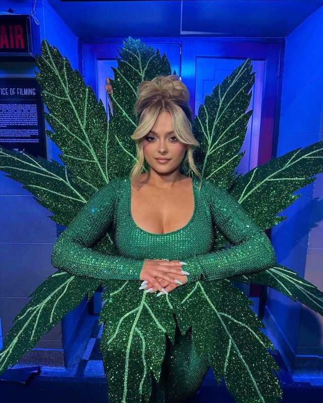 Bebe Rexha'ya konser sırasında telefon fırlatıldı