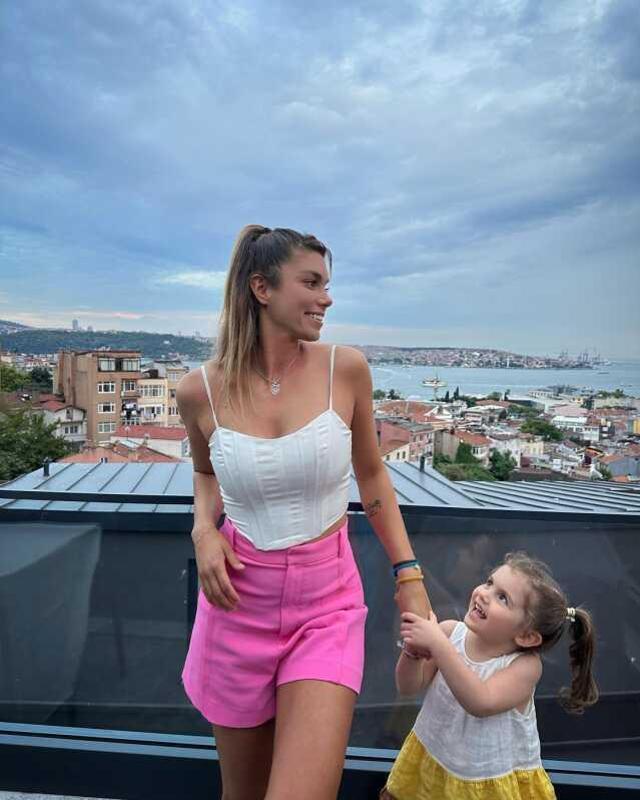 Performansı ve kavgalarıyla Survivor'a damga vuran Asena Demirbağ, mayolu pozuyla hayran bıraktı