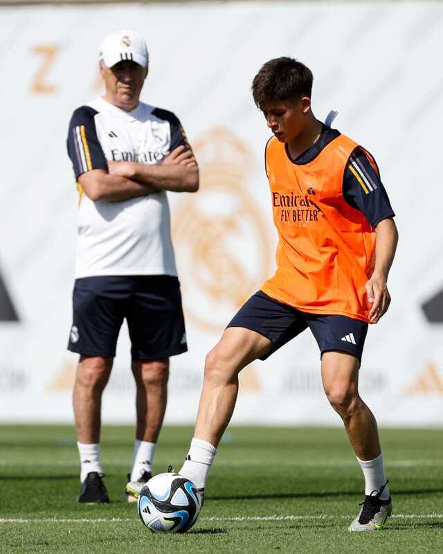 Arda Güler, Real Madrid ile ilk antrenmanına çıktı! Ancelotti gözünü bir an olsun üzerinde ayırmadı