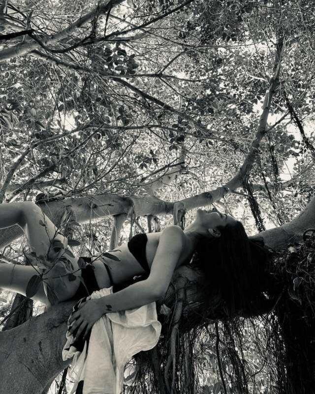 Peş peşe bikinili pozlarını paylaşan İrem Helvacıoğlu, fiziğiyle hayran bıraktı