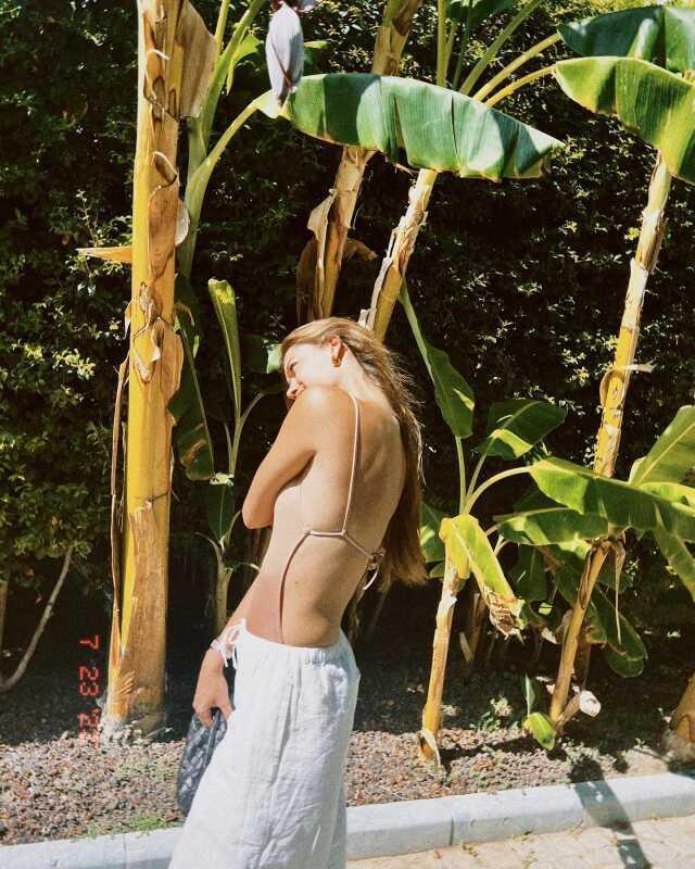 Afra Saraçoğlu sarı bikinisiyle sere serpe poz verdi