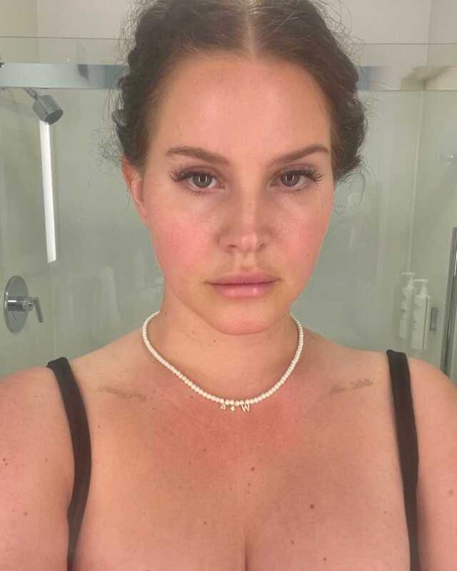 Ünlü Şarkıcı Lana Del Rey, garson kıyafetiyle barda twerk yaptı