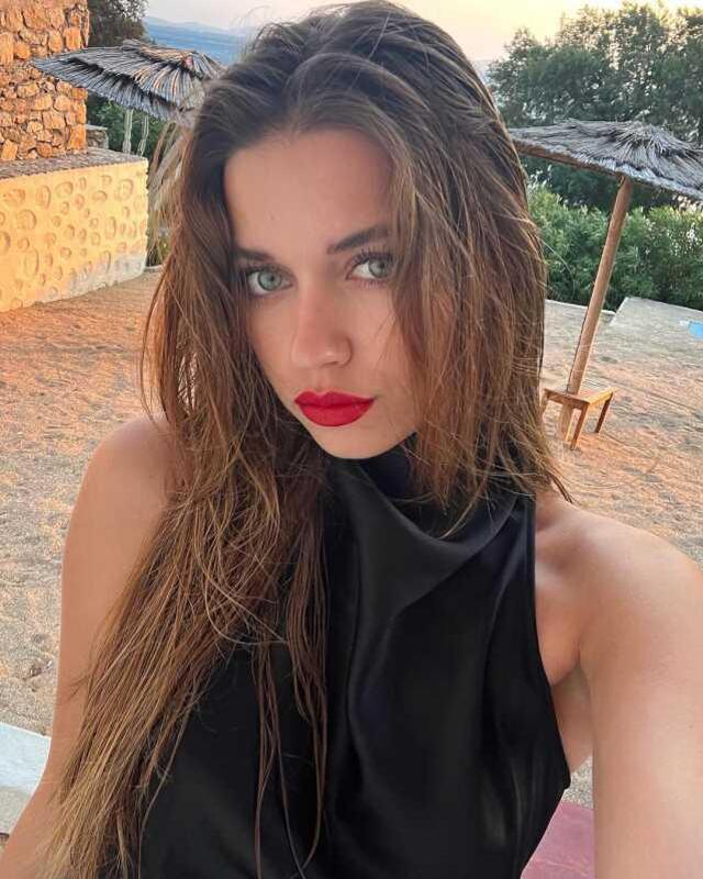 Yunanistan'da tatil yapan Afra Saraçoğlu'nun tanga bikinisiyle poz verdi