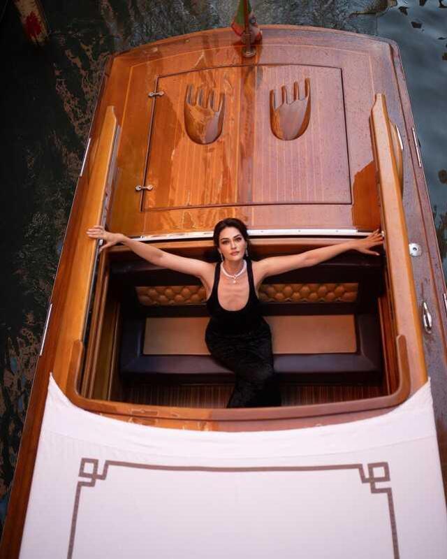 Venedik Film Festivali'ne katılan Esra Bilgiç, kırmızı halıda poz verirken şekilden şekle girdi