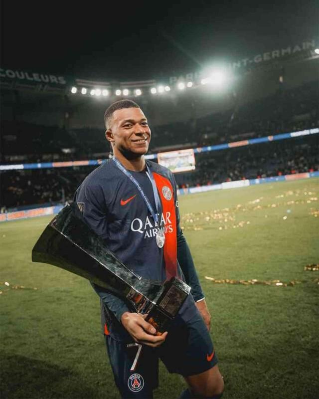 Kylian Mbappe, Paris Saint-Germain'e veda etti