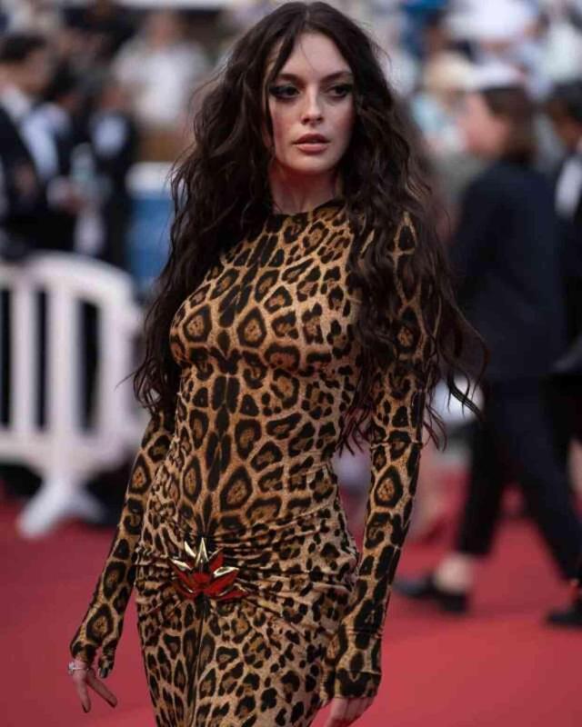 Cannes Film Festivali'ne giden Melis Sezen, poz verirken şekilden şekle girdi