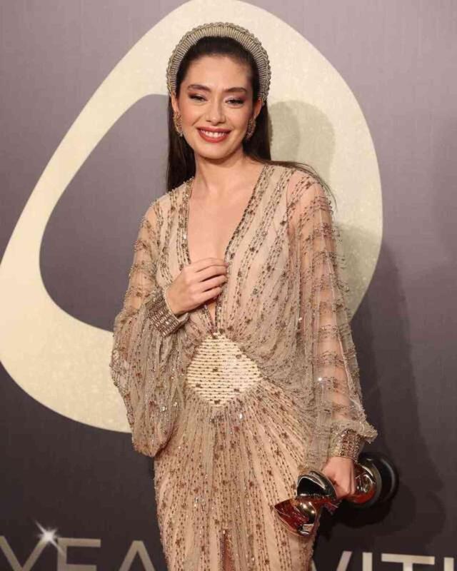 Hamile olduğunu duyuran Neslihan Atagül başrol oynayacağı diziden ayrıldı