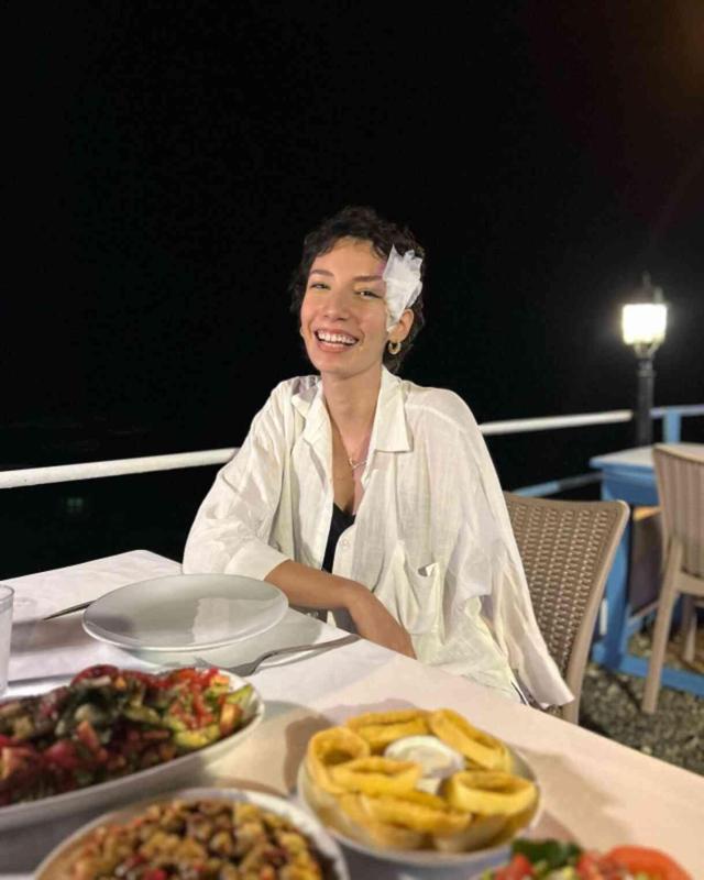 Depremde kolunu kaybeden yeğenini düğününde yalnız bırakmadı