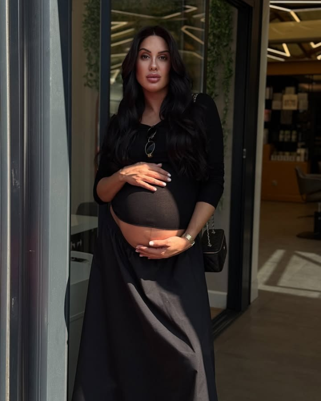 Sahra Işık ve İdris Aybirdi çiftinin ilk çocukları dünyaya geldi