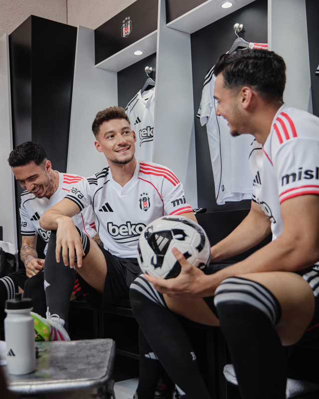 Süper Lig'in Efsane Kulübü Beşiktaş'tan Yeni Sezon İç ve Dış Saha Formaları Tanıtımı