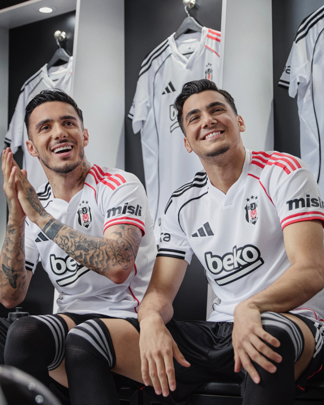 Süper Lig'in Efsane Kulübü Beşiktaş'tan Yeni Sezon İç ve Dış Saha Formaları Tanıtımı
