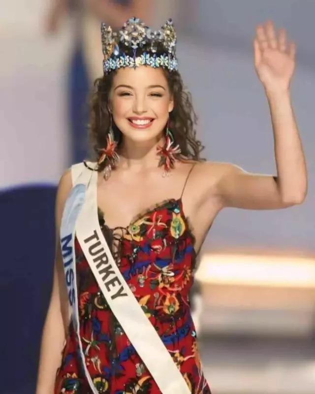 Azra Akın güzellik sırrını açıkladı olmaz mı?