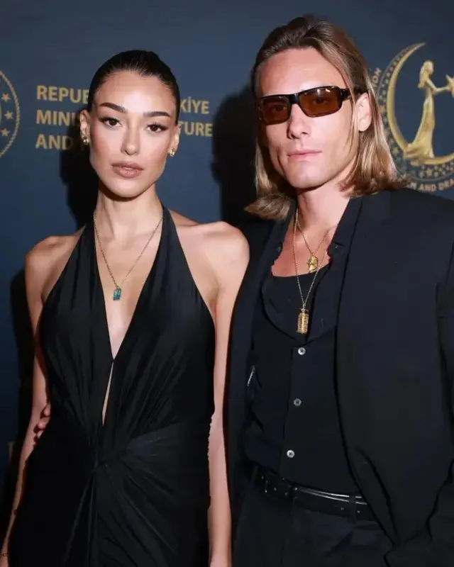 دیلان چیچک دنیز، در کنار دوست صمیمی همسر سابقش