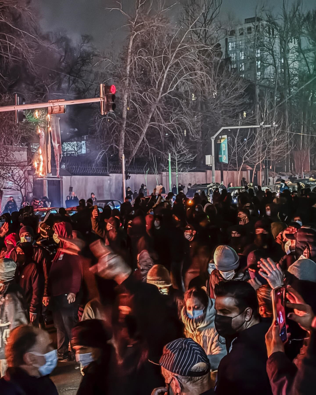 Pehlevi'den yeni mesaj: Binlerce polis ve asker baskıya katılmamak için işe gitmiyor