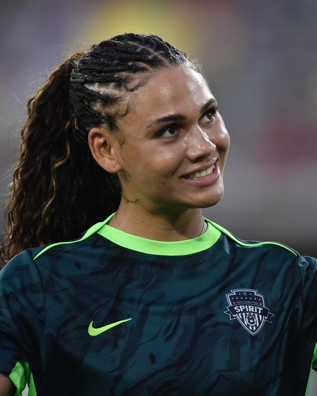 Tek imzayla dünyanın en çok kazanan kadın futbolcusu oldu