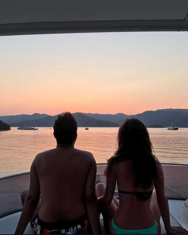 Ünlü Şarkıcı Derya Uluğ, 40. Yaşını Aşk Dolu Kutladı
