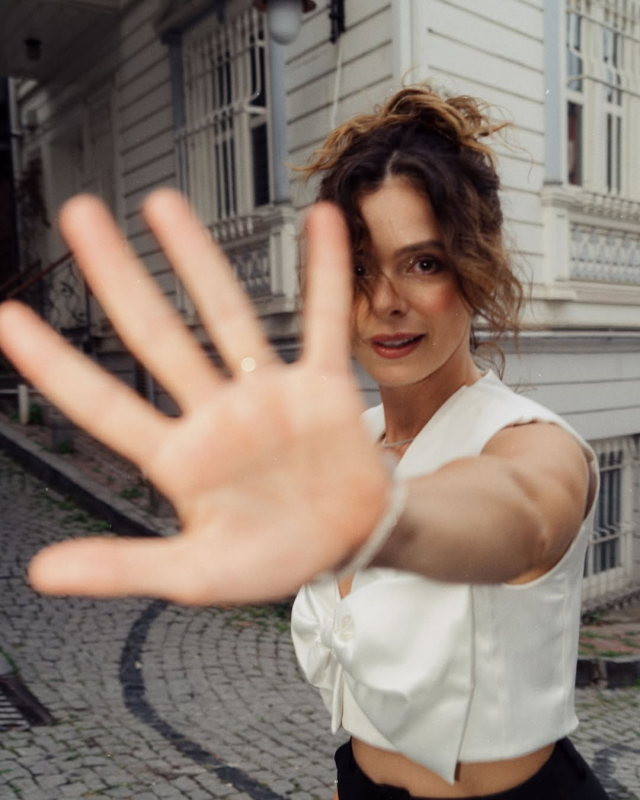 Özge Özpirinçci aldığı 'Ahlaksız teklif'i kahkahalarla anlattı: Ablacım bunu gerçekten benden mi istiyorsun?