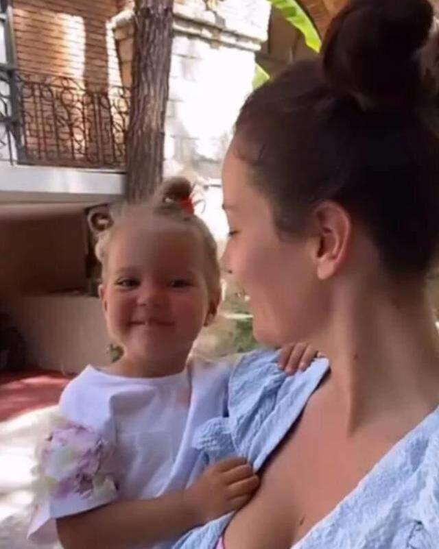 Pelin Akil, ikizleri arasında ayrımcılık yaptığını söyleyenlere fena patladı: Bir bitmediniz