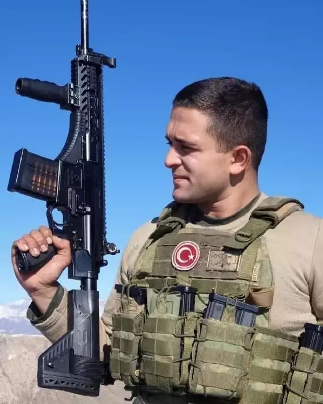 Mayın arama faaliyeti sırasında silahı ateş alan Sözleşmeli Er Atakan Çakır şehit düştü