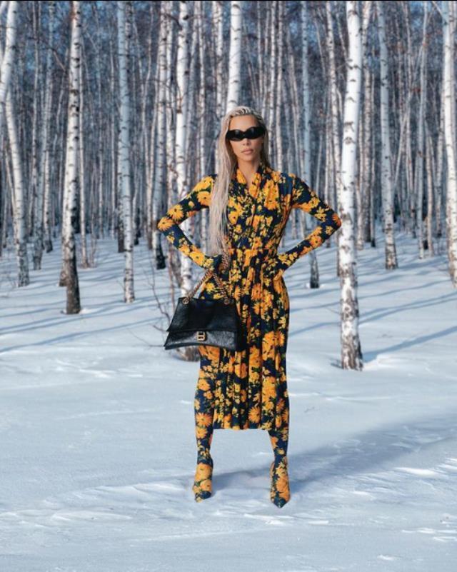 Kalçalarını eriten ünlü oyuncu Kim Kardashian'dan mavi elbiseli poz