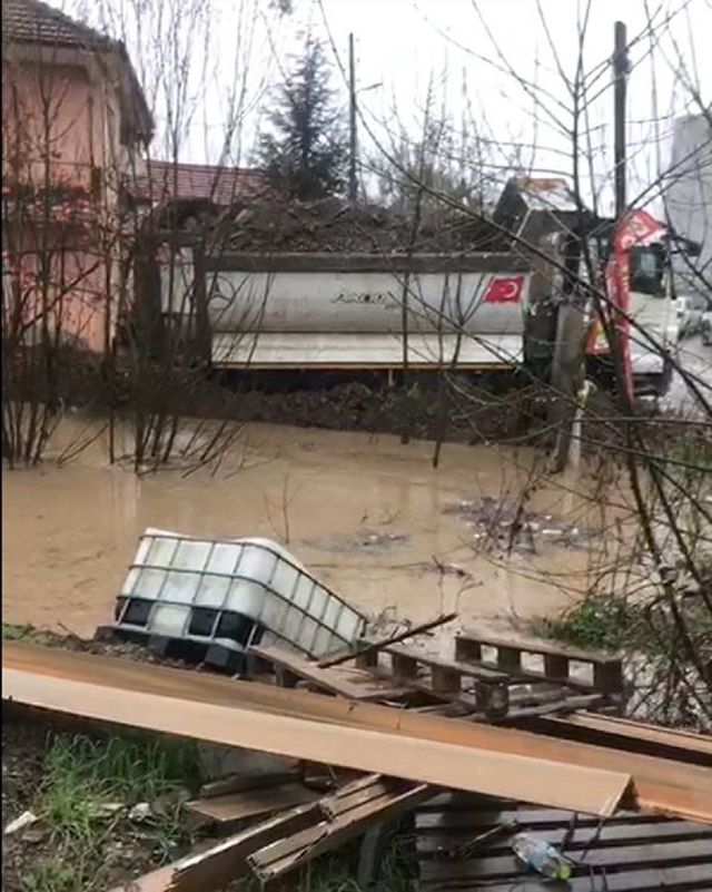 Düzce'de Sağanak Yağış Sonucu Evleri Su Bastı