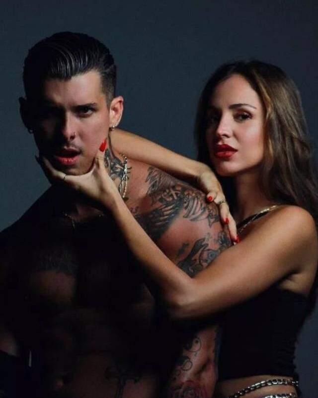 Berna Keklikler'in sevgilisi ile verdiği cüretkar pozlar ağızları açık bıraktı