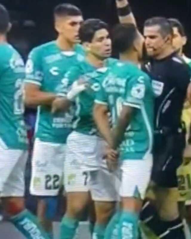 Böyle rezillik görülmedi! Hakem, itiraza gelen futbolcunun iki bacağının arasına vurdu