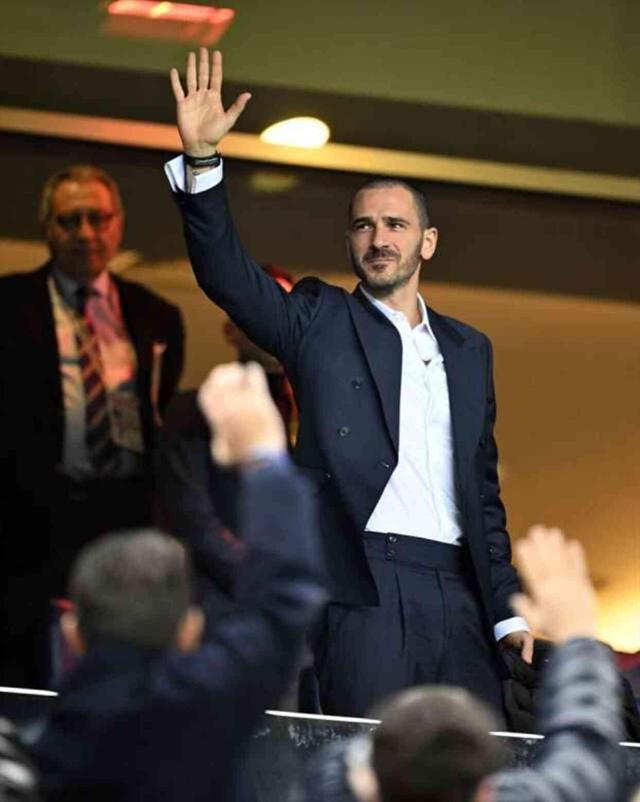 Daha ilk günden moda girdi! Bonucci, Kadıköy'de 'Dzeko' tezahüratlarına eşlik etti