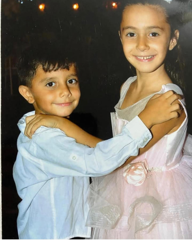 Youtuber babalarının öldürdüğü kardeşler yan yana toprağa verildi! Annenin feryadı yürek dağladı