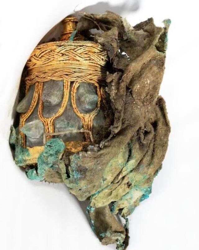 Emekli iş insanı, tarlasında kazı yaparken buldu! Defineyi gören koleksiyoner kilitlenip kaldı