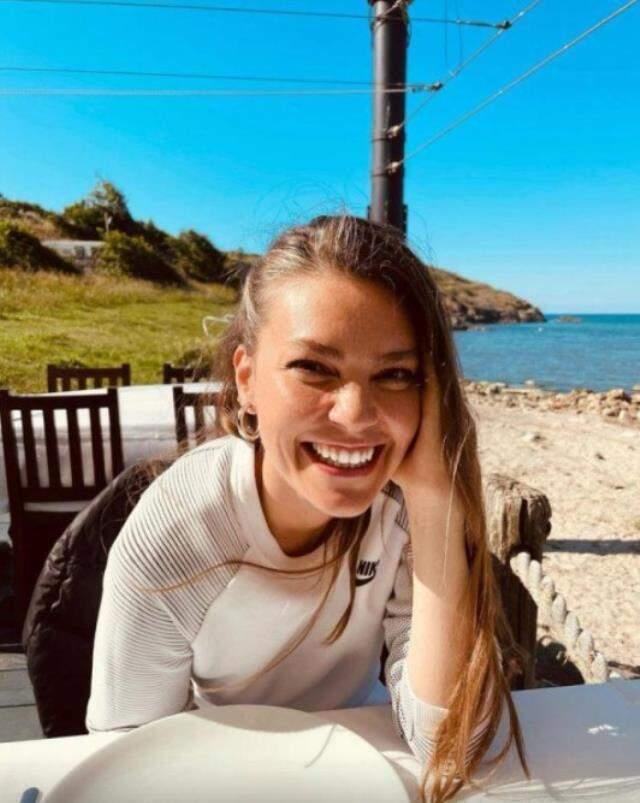 Güzel oyuncu Aslı Enver'in kız kardeşini görenler aynı yorumu yaptı: Güzellik genetik