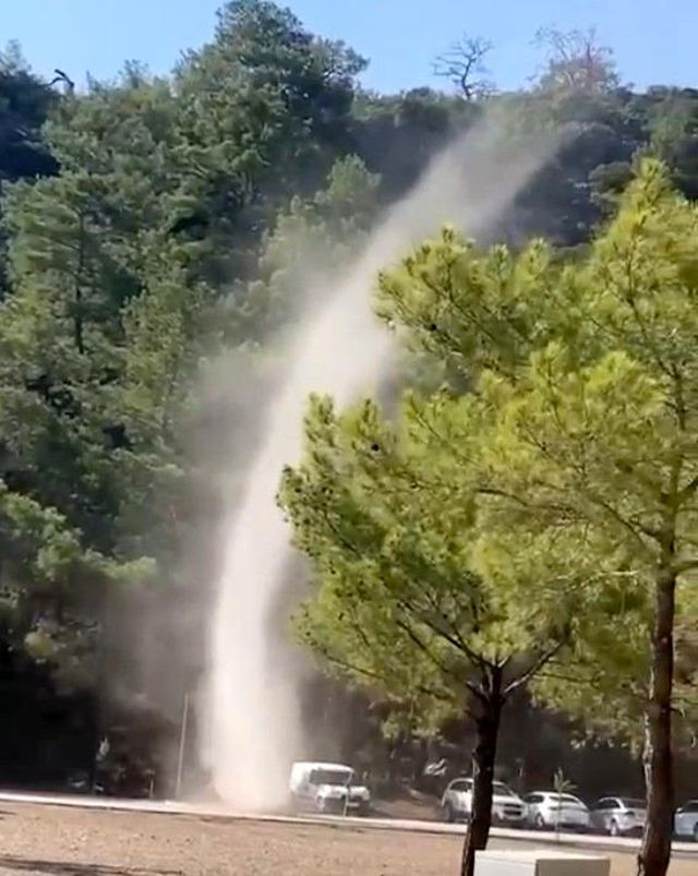 Antalya mesire alanındaki hortum kısa süreli korkuttu. Yerini seyir zevkine bıraktı